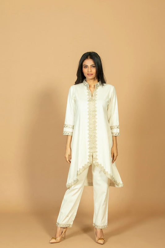 Off-White Solid Kurta Pant Set with Embroidered Detailing
