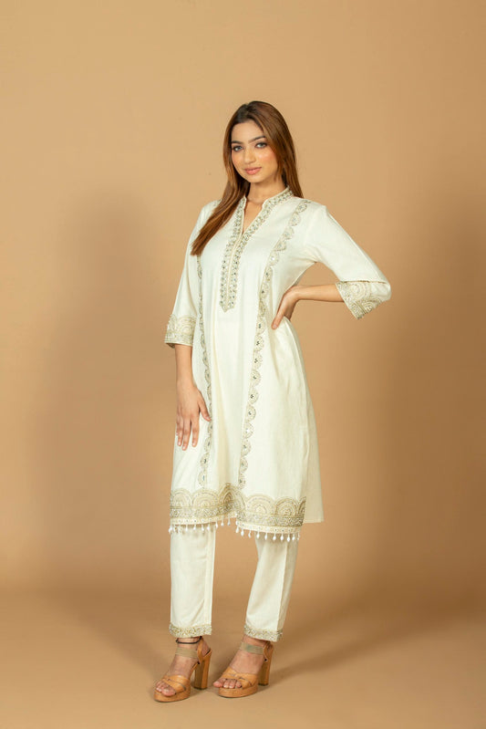 Off-White Solid Kurta & Pant Set with Intricate Embroidery