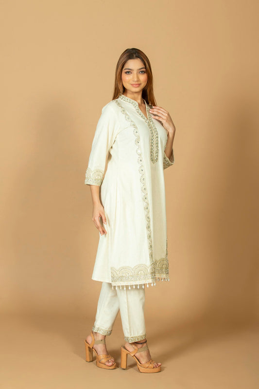 Off-White Solid Kurta & Pant Set with Intricate Embroidery