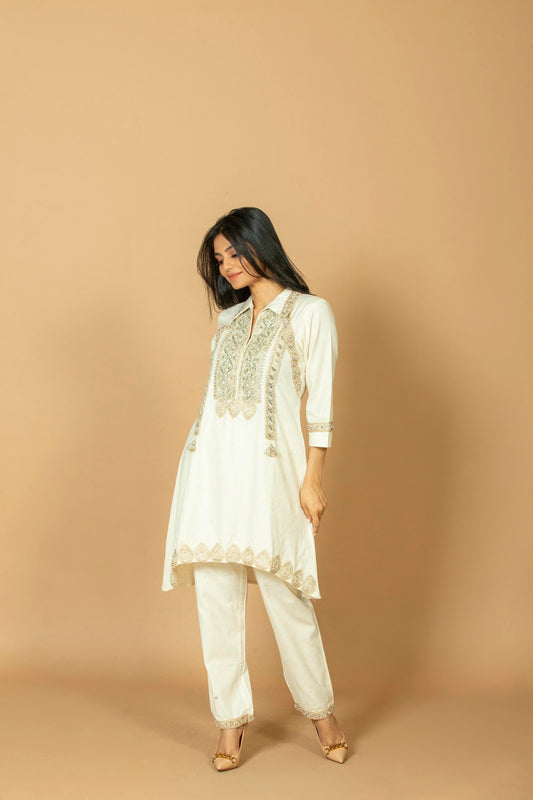 Women White & Pink Floral Embroidered Shirt Collar Kurti with Pant
